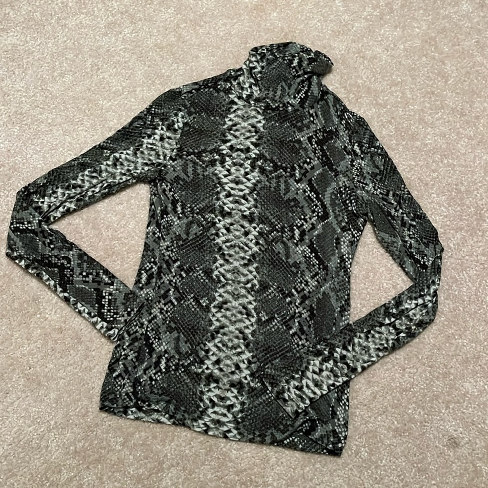 Thin tee turtleneck
